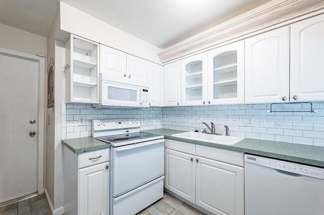 Building Photo - 2936 Florida Blvd