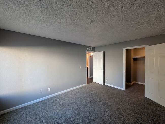 Building Photo - 2 Bedroom 1 Bathroom Condo available NOW!