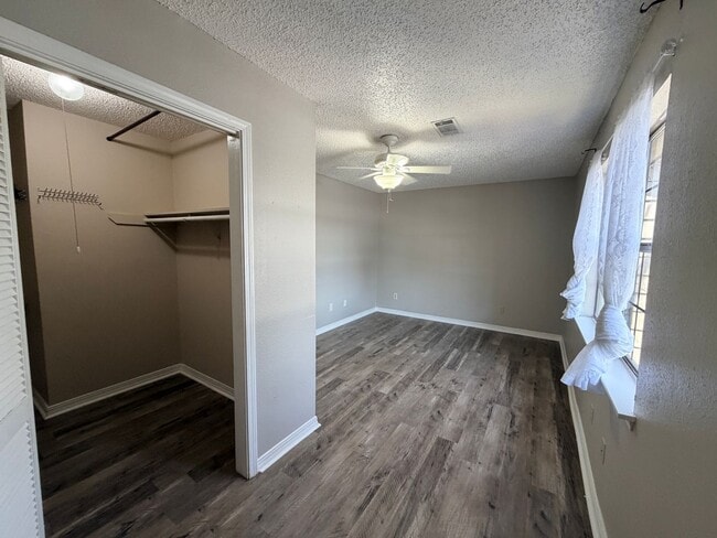 Building Photo - Townhouse Just Minutes to LSUS .....