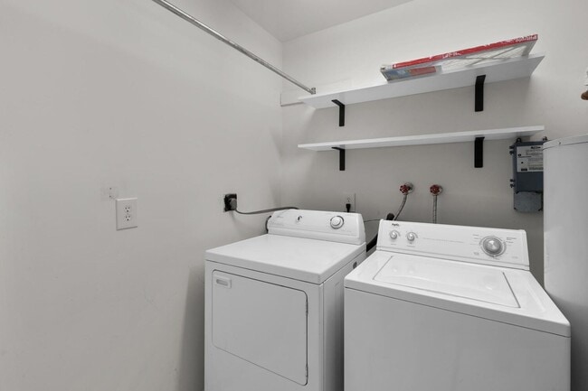 Building Photo - Updated 1800+ sq/ft 3 bdrm 2.5 bath end unit townhome