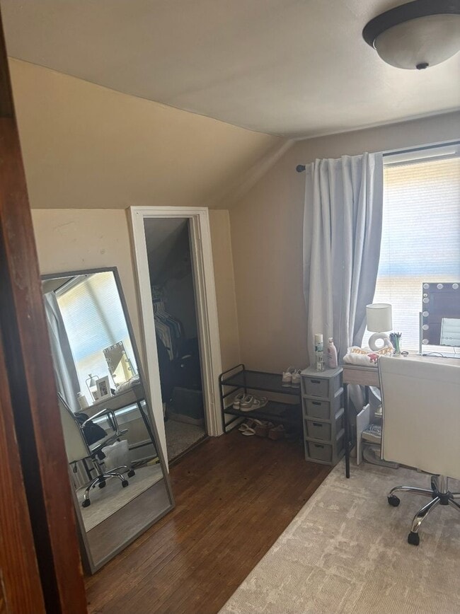 Building Photo - Available June 2026! 4 Bedroom House Close to Campus!