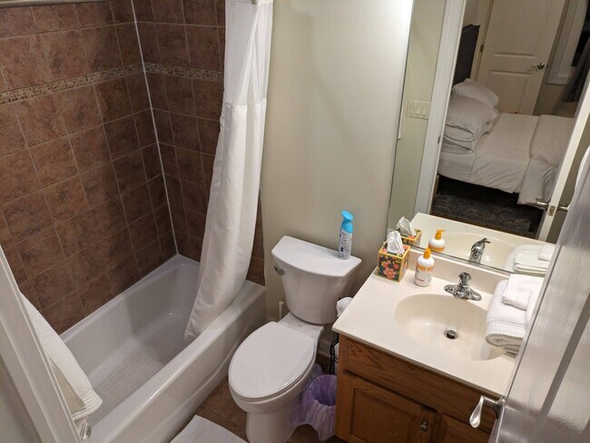 En Suite Bathroom - 2109 N Bingham St
