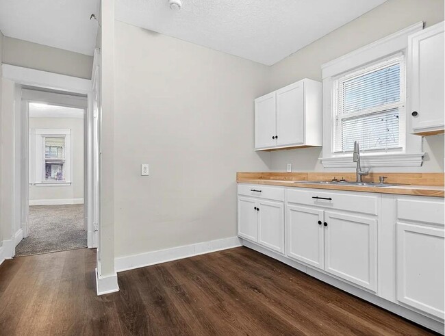 Building Photo - 10100 Yale Ave