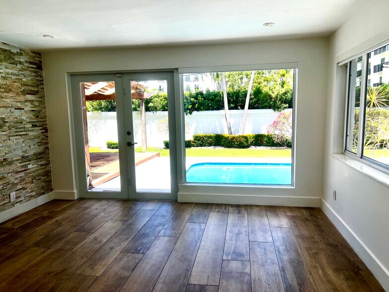 Building Photo - 3551 E Glencoe St