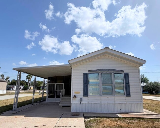 Building Photo - 117 Los Platanos St