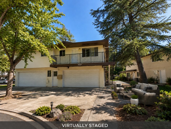 Building Photo - Updated 2 bedroom 1 bath condo in a quiet park like setting with a community pool