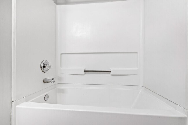 Building Photo - University Woods Retreat: 4 BR/4 Bath minutes to NCSU!