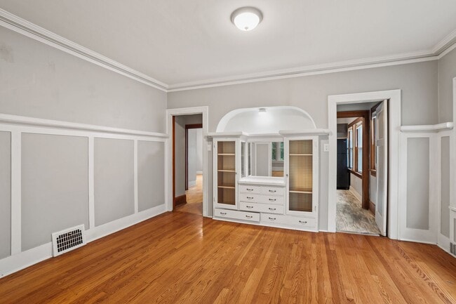 Building Photo - Rare 2 bedroom Lower