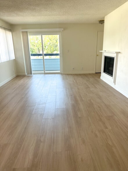 Living Area - 20342 Rue Crevier