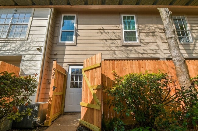 Building Photo - 10615 Briar Forest Dr