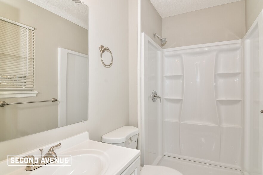 Building Photo - 716 SE Shamrock Ln