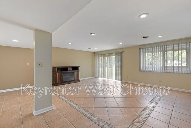 Building Photo - 1003 S Finley Rd