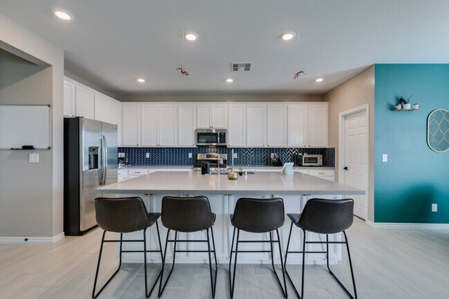Building Photo - Gated, 4bed + loft with Bedroom and Full bathroom downstairs. Skye Canyon