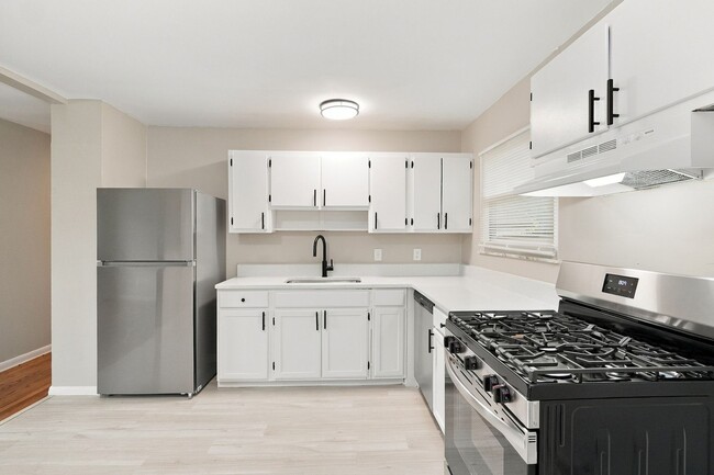 Building Photo - 5233 Fullerton Dr