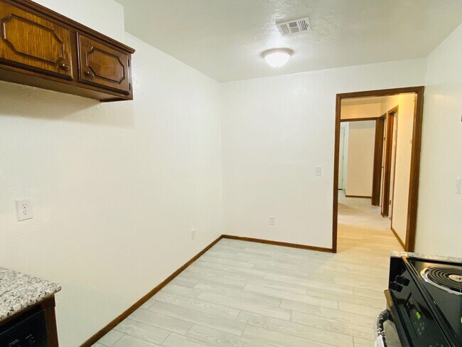 Building Photo - 305 S Fifth