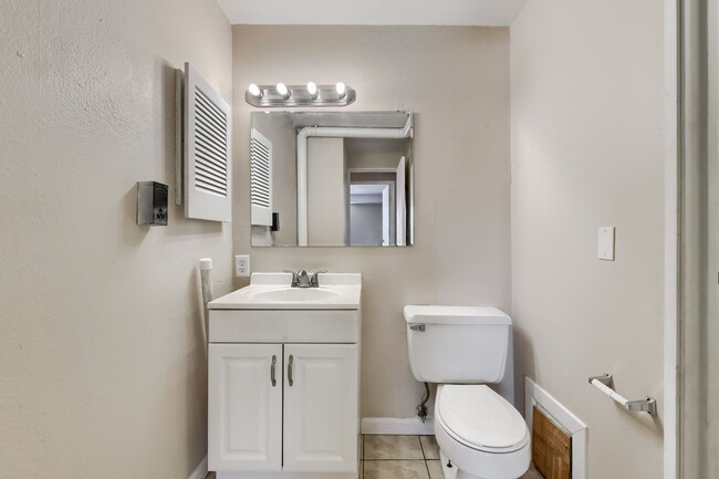 Building Photo - 130 E Highline Cir