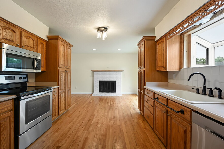 Building Photo - 303 S.W. Pinnell Dr