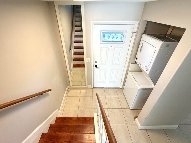 Building Photo - 413 N Cypress Dr