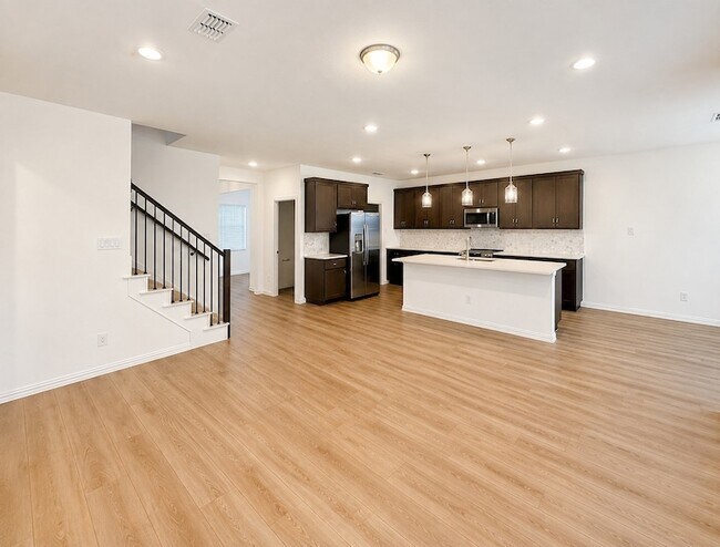 Building Photo - 715 Roanoke Dr