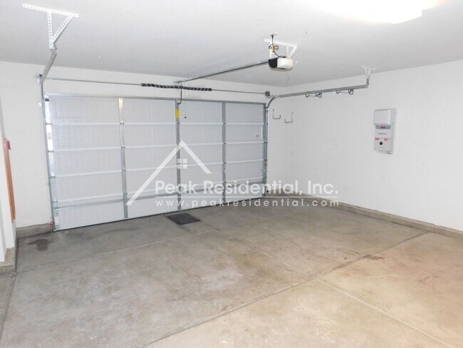 Building Photo - Beautiful Newer Roseville 3bd/2.5ba Home i...