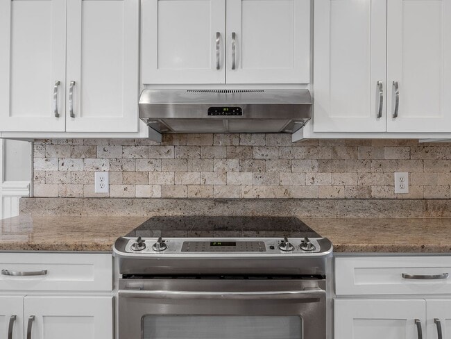 Building Photo - Luxury Living Awaits in this 6 Bedroom, 5 Bathroom Home – Elegant Comfort in a Prime Location