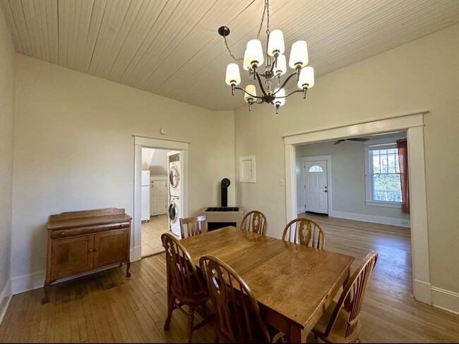 Building Photo - 715 Carter St