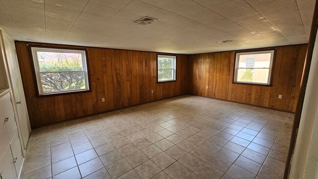 Building Photo - 4 Bedroom Single Family Home