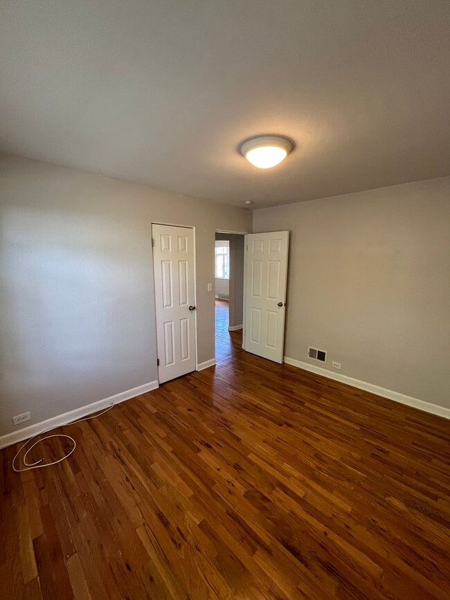 Building Photo - 2-Bed 1-Bath Duplex In Denver's University...