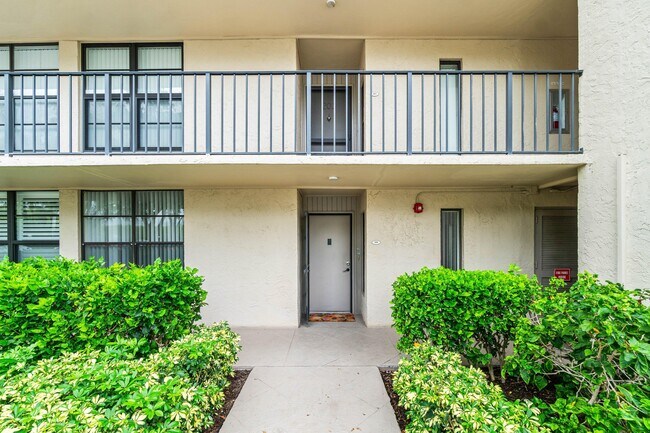 Building Photo - 17 Royal Palm Way