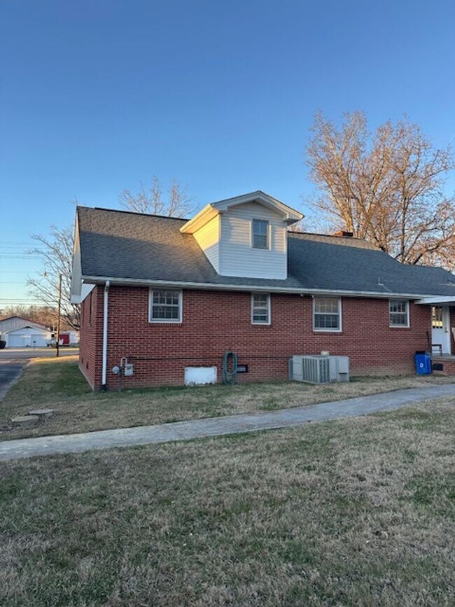 Building Photo - 3946 Andersonville Hwy