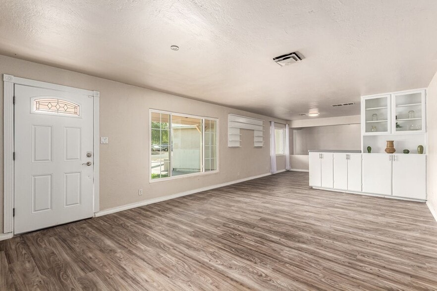 Building Photo - 809 N Gilbert Ave