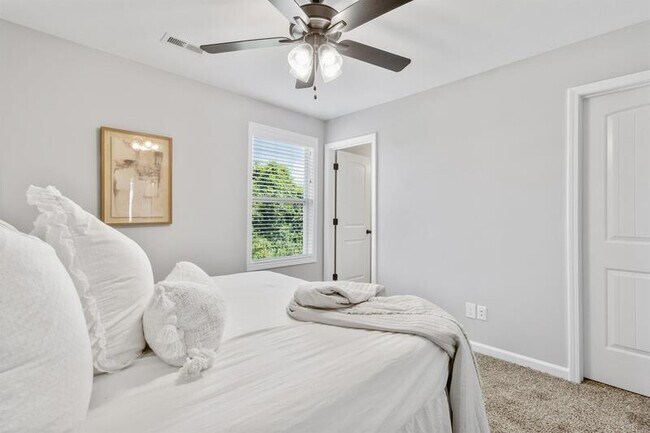 Building Photo - 1115-D2 Hillwood Dr