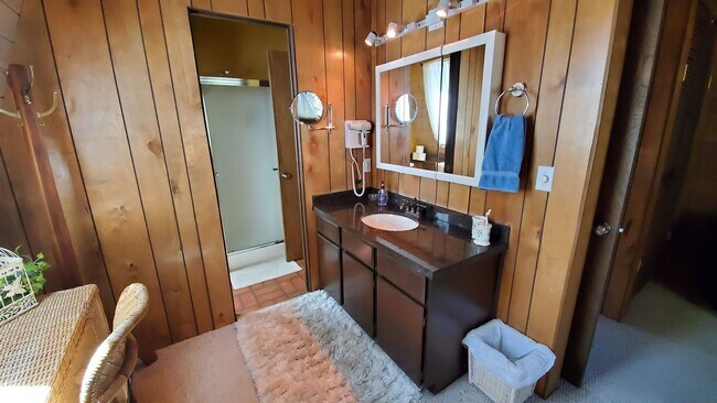 Building Photo - Spacious and Bright Cottage in Quiet Cul-d...
