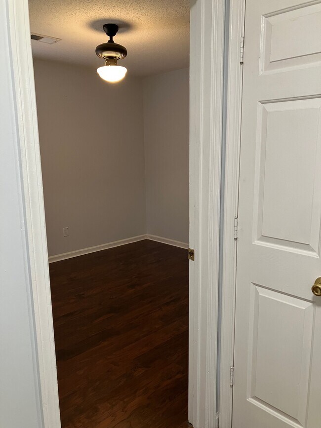 Building Photo - 7054 Foxhall Dr