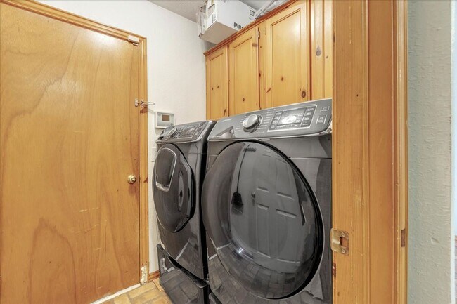 Building Photo - Look at this Bonus Room!!!