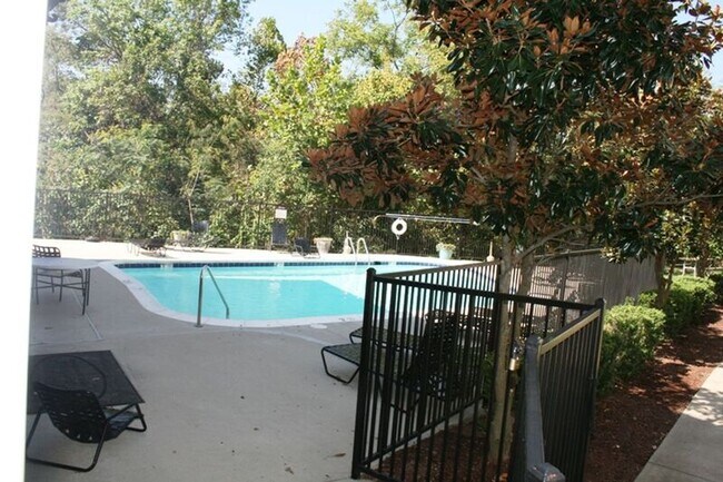 Building Photo - 300 Riverbend Dr
