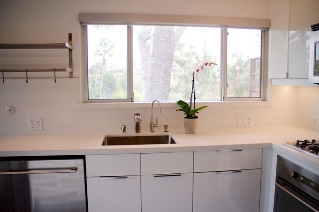 Building Photo - CALL TO BOOK!! Historic & Remodeled 2-Bedr...