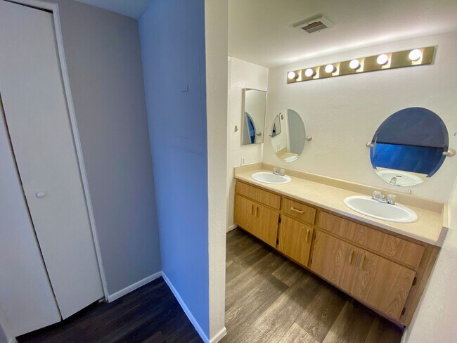 Building Photo - 2 bedroom 2 bath Condo near ASU