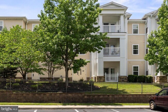 Building Photo - 170 Greentree Rd