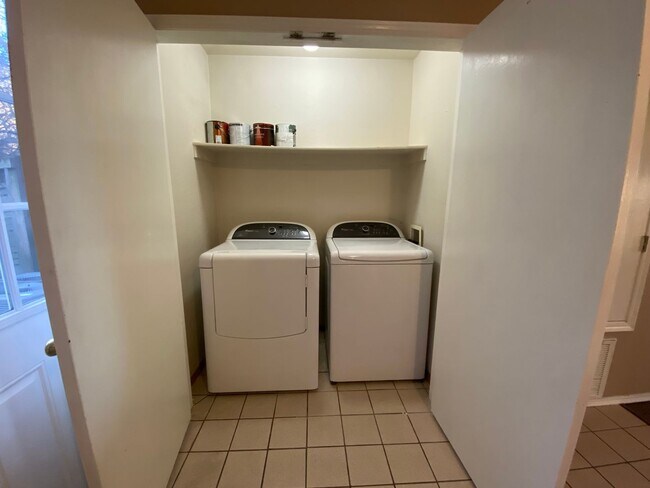 Building Photo - 2 Bed For Rent Fayetteville - Walking dist...