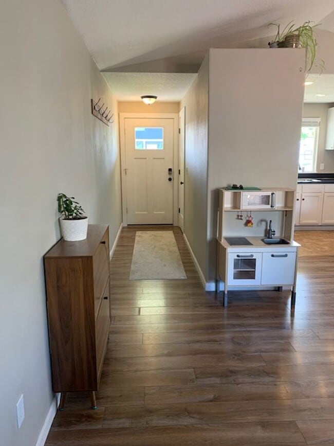 Building Photo - $2,600 - Beautifully-maintained single level Ranch-style Three Bedrooms, Two Baths home Ready To ...