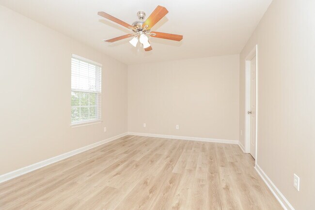 Building Photo - 712 Shandale Dr