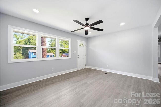 Building Photo - 553 Derrydowne Dr