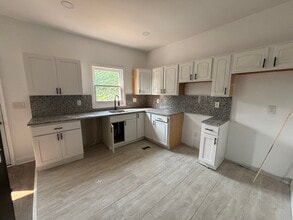 Building Photo - 5 bedroom townhome
