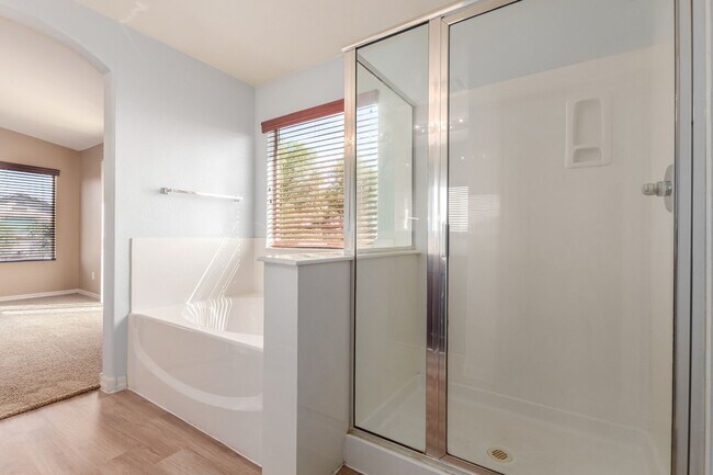 Building Photo - Spacious 4 bedroom home with full bath and...