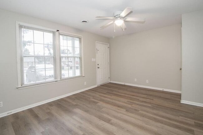 Building Photo - 810-A Golfview Place