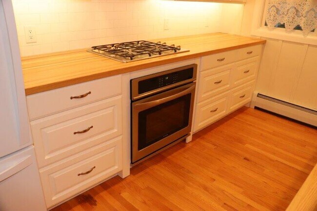 Building Photo - 300 Caroline St