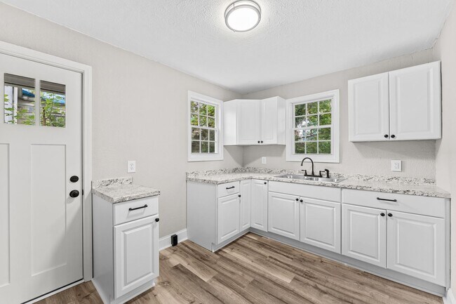 Building Photo - Freshly Renovated 2 Bed, 1 Bath – Prime Location Near Downtown Knoxville!