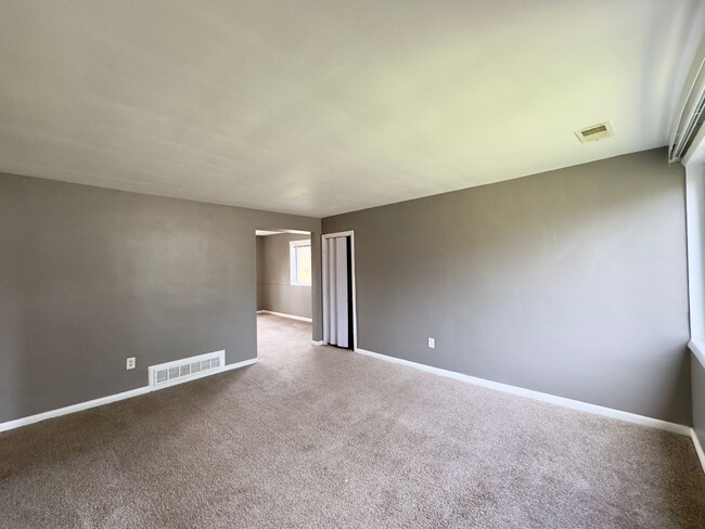 Building Photo - For Rent: Comfortable Living at 6414 Faird...