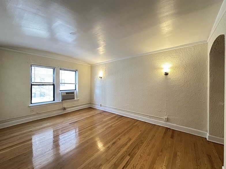 Building Photo - 566 W Arlington Pl